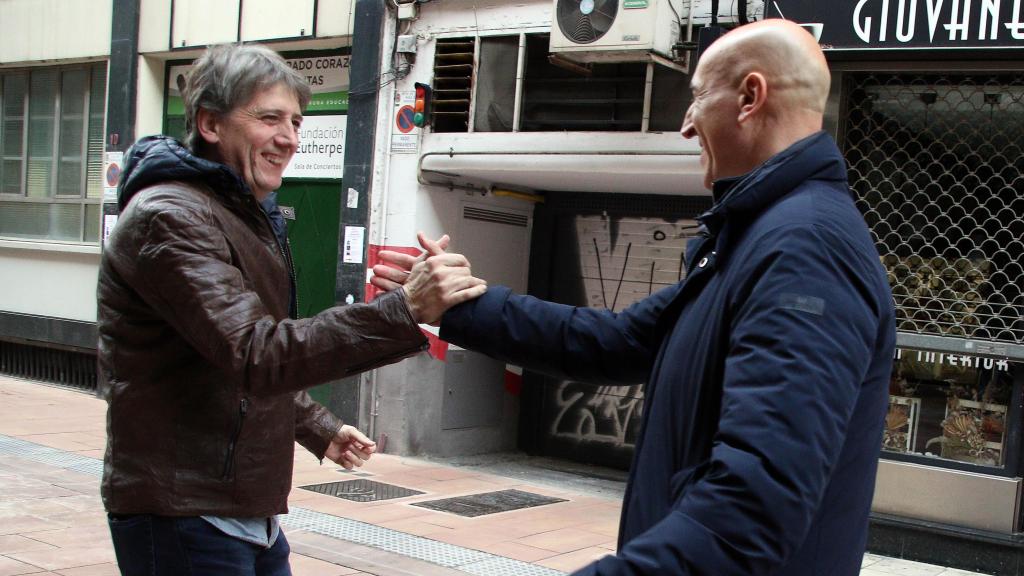 El secretario general del PSCyL, Carlos Martínez, saluda al alcalde de León, José Antonio Diez, a su llegada al encuentro con militantes en la capital leonesa, este viernes