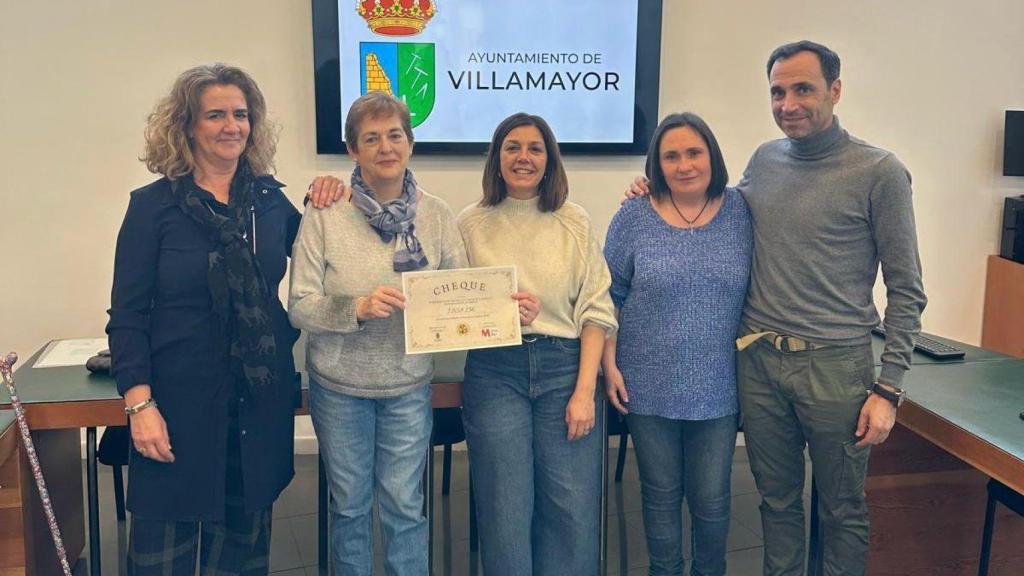 El Ayuntamiento de Villamayor durante la entrega de la recaudación récord de la comida solidaria de Las Candelas a la Asociación Salmantina de Esclerosis Múltiple