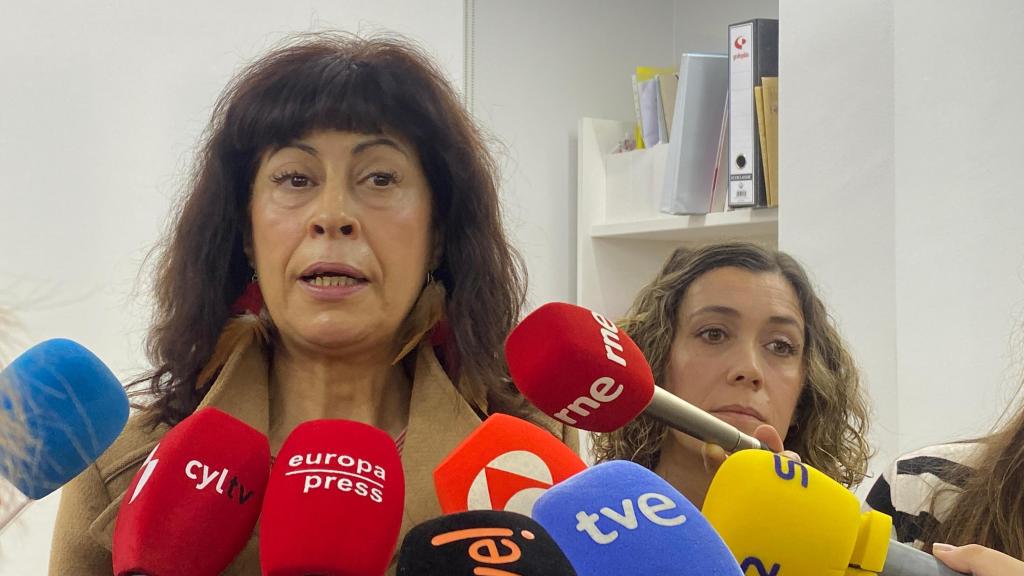 La ministra de Igualdad, Ana Redondo, en su visita a la exposición ‘Ocupar el espacio’ de la plataforma Mujeres Artistas Profesionales de Valladolid.