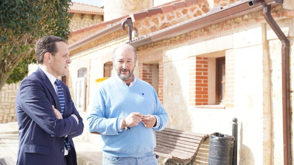 El presidente de la Diputación de Valladolid analiza con el alcalde de La Mudarra, Ildefonso Gregorio, los principales proyectos municipales, este viernes