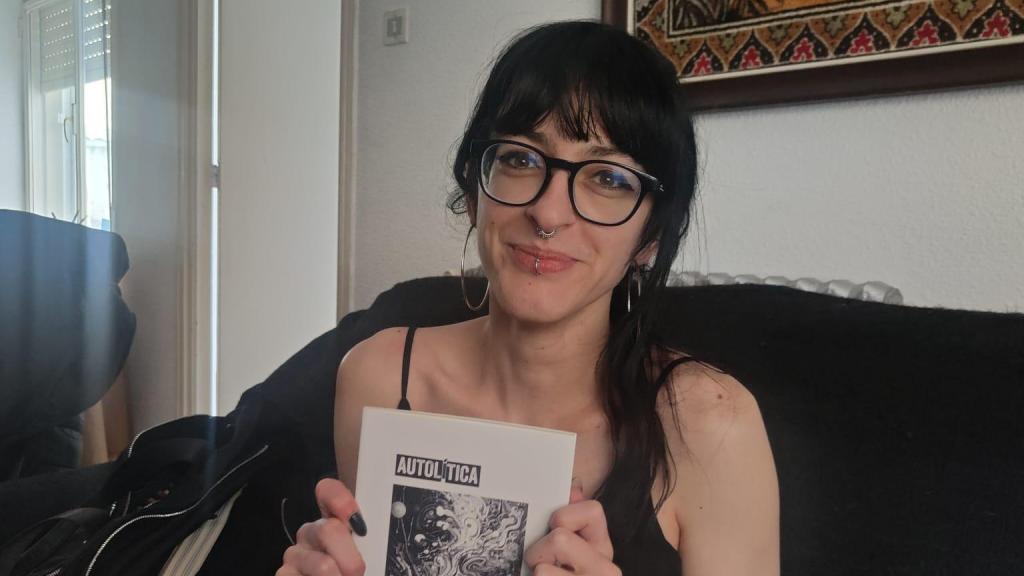 Amanda San Segundo con su libro 'Autolítica'