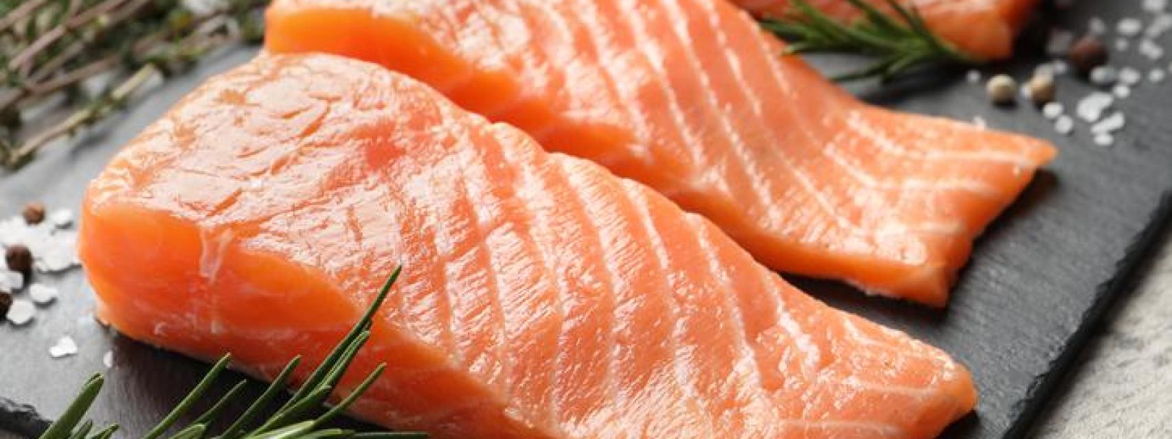 Unos filetes de salmón.