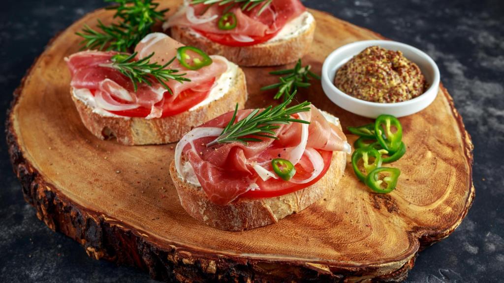 Tostas de jamón (Imagen de archivo)