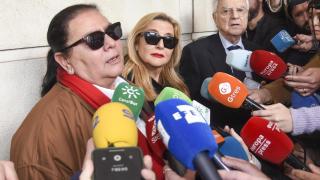María del Monte y su pareja, Inmaculada Casal, al salir de los juzgados, el 16 de febrero de 2024.