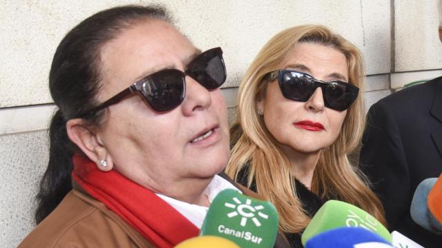 María del Monte y su pareja, Inmaculada Casal, al salir de los juzgados, el 16 de febrero de 2024.