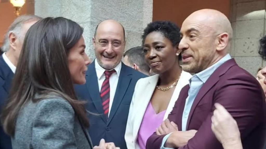 La Reina charla con Francine Gálvez y Emilio Pineda en los Premios de la Asociación de la Prensa de Madrid.