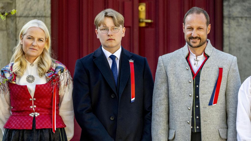 Hakoon de Noruega junto a su hijo Sverre Magnus y la princesa Mette-Marit.