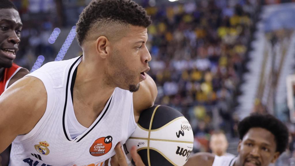 Tavares lucha por el balón con Emanuel Cate.