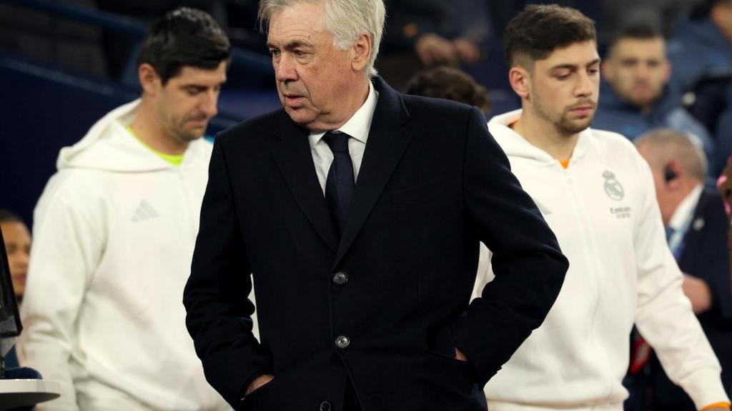 Carlo Ancelotti, con Valverde y Courtois al fondo.