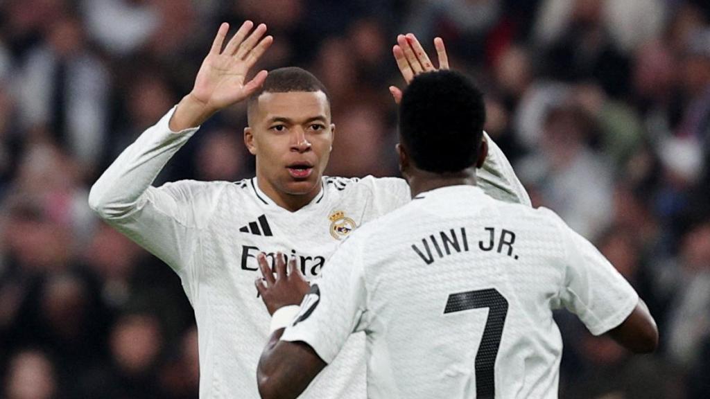 Mbappé celebra junto con Vinicius el gol marcado ante el Atlético de Madrid.