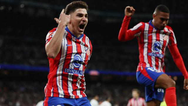 Julián Álvarez y Samu Lino celebran el gol ante el Real Madrid.