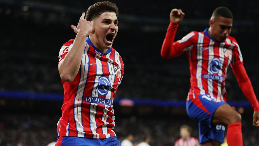 Julián Álvarez y Samu Lino celebran el gol ante el Real Madrid.