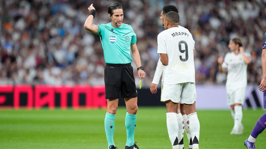 Munuera Montero muestra la tarjeta amarilla a Mbappé en el partido ante el Espanyol.
