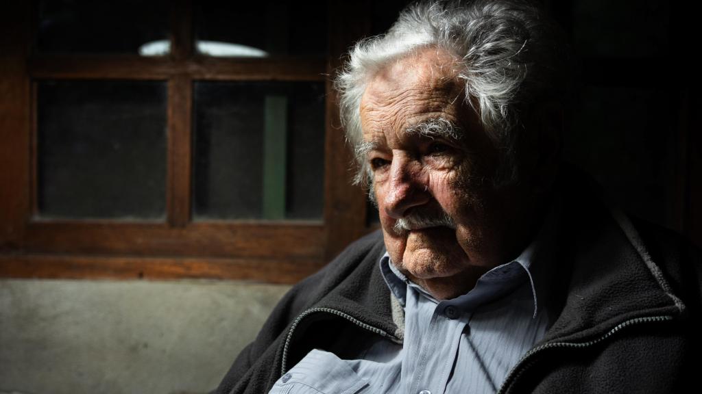 José Mujica retratado en el salón de su casa, en Montevideo, en diciembre de 2023. Foto: Europa Press / Contacto / Ximena Borrazas