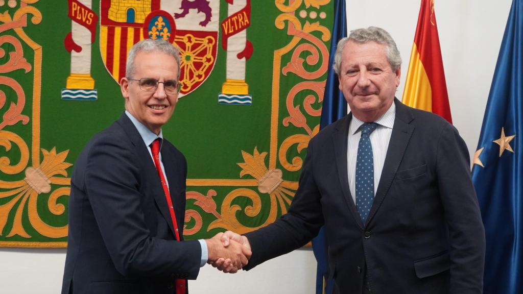 Luis Martínez-Sicluna, secretario general de la FEMP, y Jesús Maza, presidente de la Asociación Española de Empresas Gestoras de Agua Urbana.