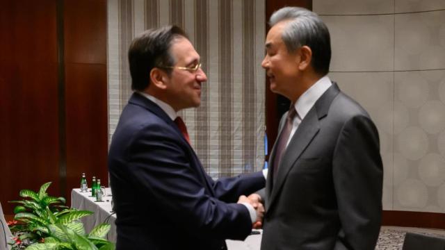 José Manuel Albares se reúne con Wang Yi, ministro de Exteriores de China, durante la Conferencia de Seguridad de Múnich 2025.