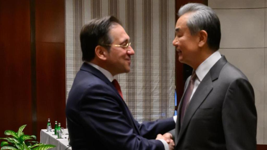 José Manuel Albares se reúne con Wang Yi, ministro de Exteriores de China, durante la Conferencia de Seguridad de Múnich 2025.