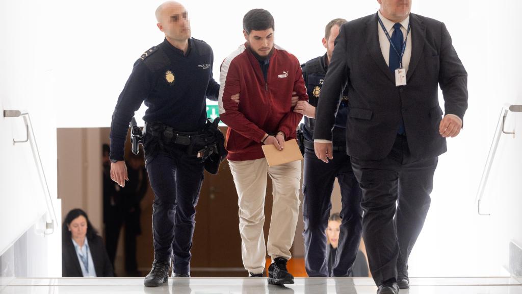 El condenado por los ataques terroristas del 17-A, Mohamed Houli Chemlal, a su llegada al Congreso para comparecer en la comisión de investigación.