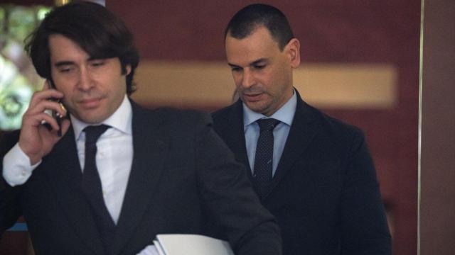 Alberto González Amador (derecha) y su letrado, en una imagen de archivo./