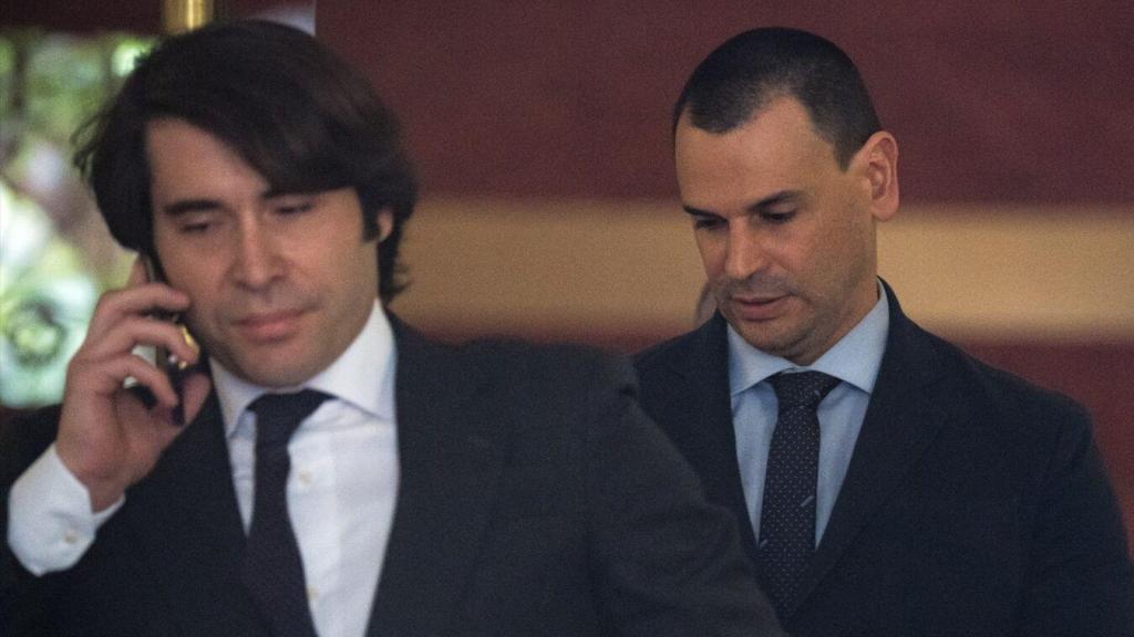 Alberto González Amador (derecha) y su letrado, en una imagen de archivo./