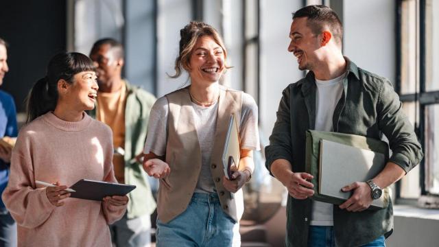 Alumnos saliendo de clase.