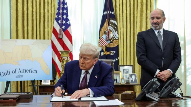 Donald Trump, presidente de EEUU, firma la orden ejecutiva sobre los aranceles recíprocos junto a Howard Lutnick, secretario de Estado de Comercio.