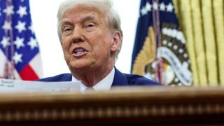 El presidente de Estados Unidos, Donald Trump, firma las órdenes ejecutivas de los aranceles recíprocos.