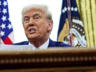 El presidente de Estados Unidos, Donald Trump, firma las órdenes ejecutivas de los aranceles recíprocos.