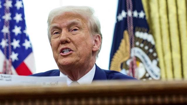 El presidente de Estados Unidos, Donald Trump, firma las órdenes ejecutivas de los aranceles recíprocos.
