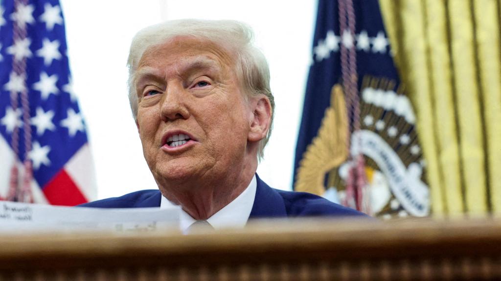 El presidente de Estados Unidos, Donald Trump, firma las órdenes ejecutivas de los aranceles recíprocos.