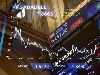 Un panel del Palacio de la Bolsa de Madrid muestra la cotización de Banco Sabadell.
