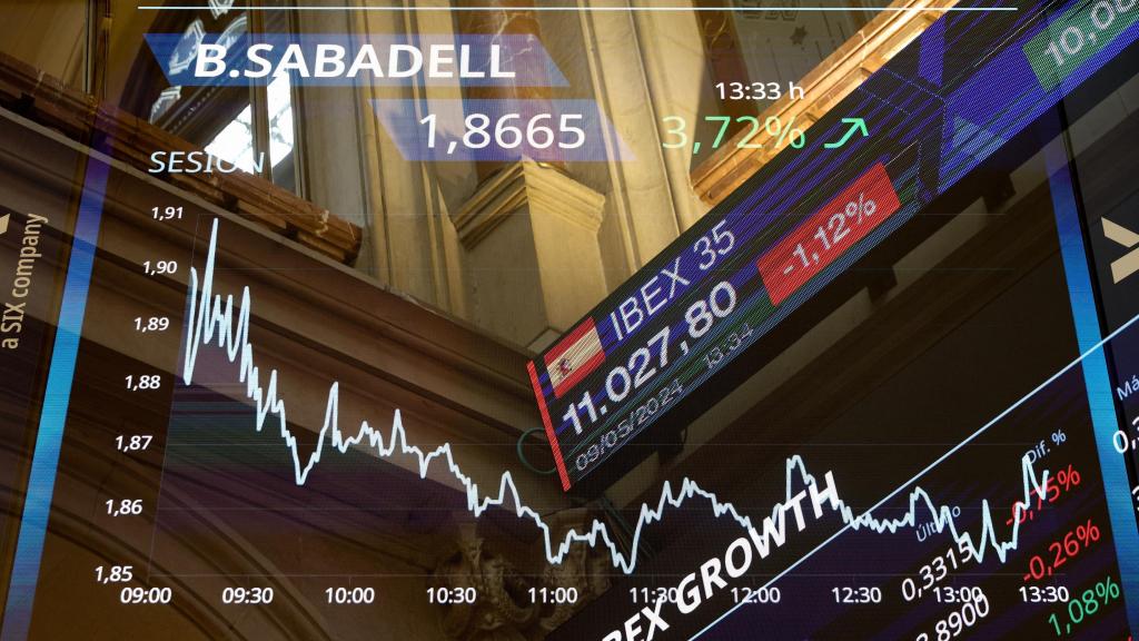 Un panel del Palacio de la Bolsa de Madrid muestra la cotización de Banco Sabadell.