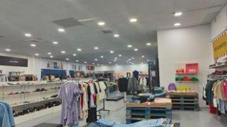 Interior de una tienda del polígono de San José de Valderas.