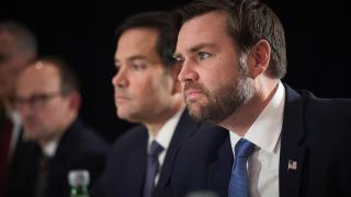 JD Vance, en primer plano, y Marco Rubio detrás, durante una reunión en la Conferencia de Seguridad de Munich.