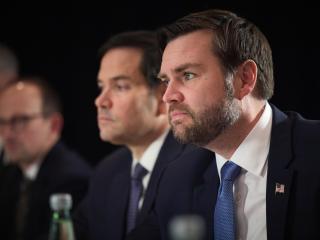 JD Vance, en primer plano, y Marco Rubio detrás, durante una reunión en la Conferencia de Seguridad de Munich.