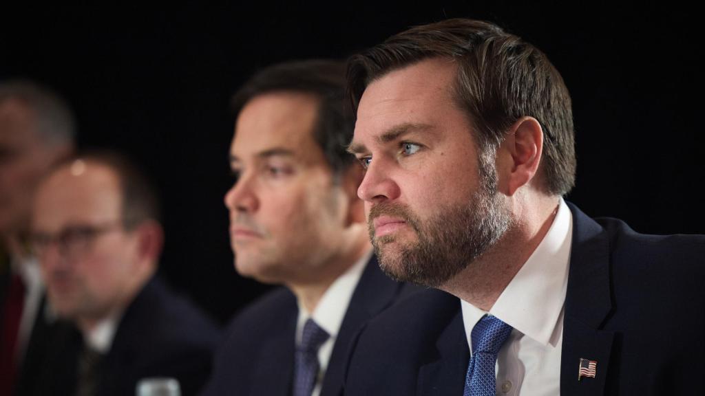 JD Vance, en primer plano, y Marco Rubio detrás, durante una reunión en la Conferencia de Seguridad de Munich.