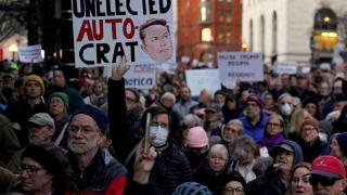 Manifestantes protestan contra Elon Musk y su poder para acceder al sistema de pagos federales del Departamento del Tesoro.