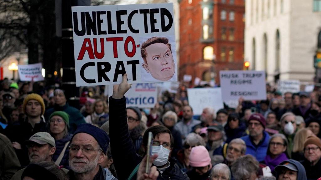 Manifestantes protestan contra Elon Musk y su poder para acceder al sistema de pagos federales del Departamento del Tesoro.