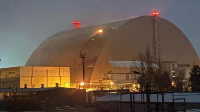 La cúpula que protege al reactor número 4 de Chernóbil y el lugar del impacto del dron.