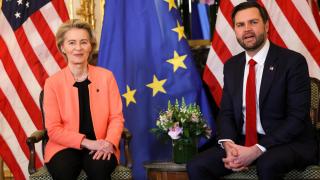 La presidenta de la Comisión Europea, Ursula von der Leyen, junto al vicepresidente de EEUU,  JD Vance en París el pasado 11 de febrero.