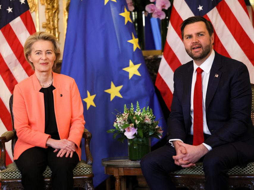 La presidenta de la Comisión Europea, Ursula von der Leyen, junto al vicepresidente de EEUU,  JD Vance, en París el pasado 11 de febrero.