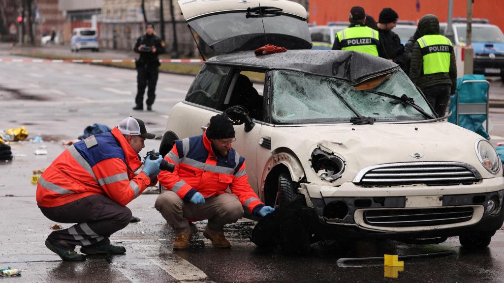 La Policía de Múnich toma fotos del coche utilizado para el atropello.