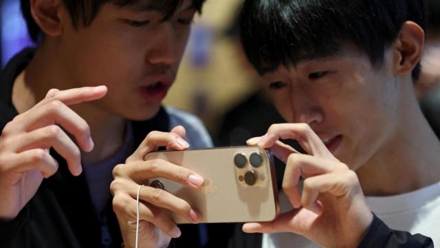 Los iPhone 16 de Apple a la venta en Beijing