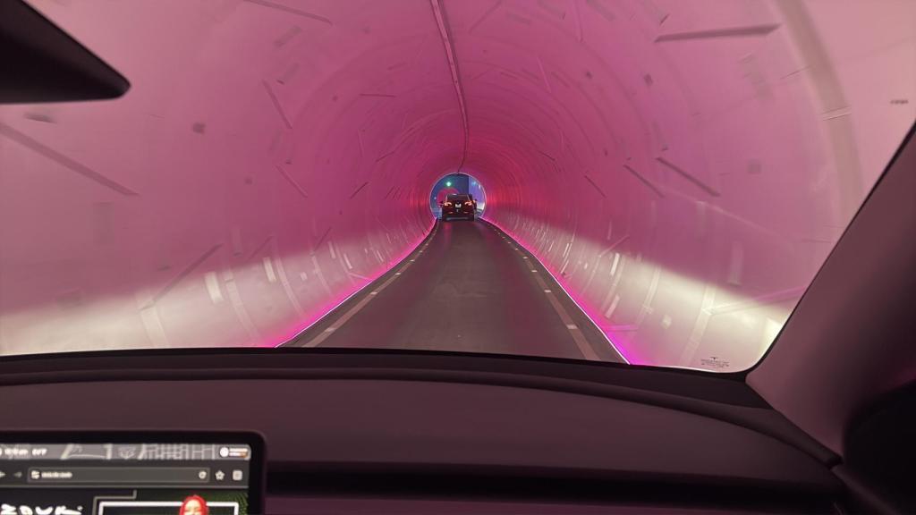 Interior del LVCC Loop, el túnel privado para Teslas de Las Vegas.
