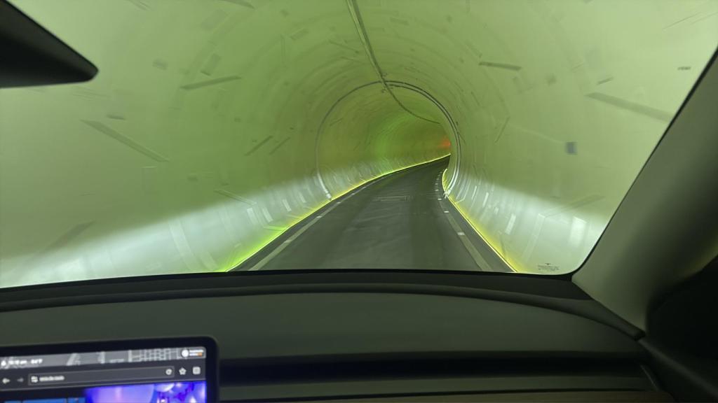 Interior del LVCC Loop, el túnel privado para Teslas de Las Vegas.