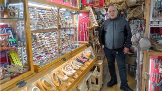 Javier Vecino, entre cuchillos y artículo artesanales en su ferretería de la zona de San Agustín.