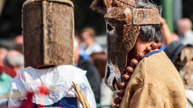 Imagen de archivo de un hombre con una máscara de burro