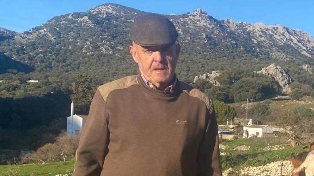 Rodrigo Mangana, en su explotación ganadera de cabras, ovejas y vacas.