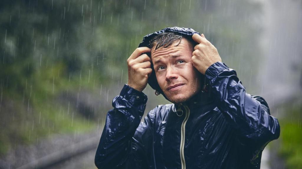 Imagen de archivo de una persona bajo la lluvia.