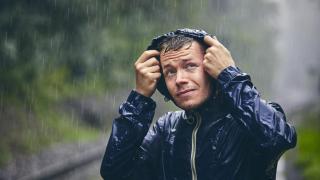 Imagen de archivo de una persona bajo la lluvia.